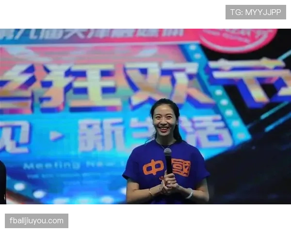 魏秋月出机场只拎布袋，一看价值能顶我两年工资